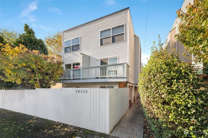 10335  Midvale Avenue N  Seattle WA 98133 photo