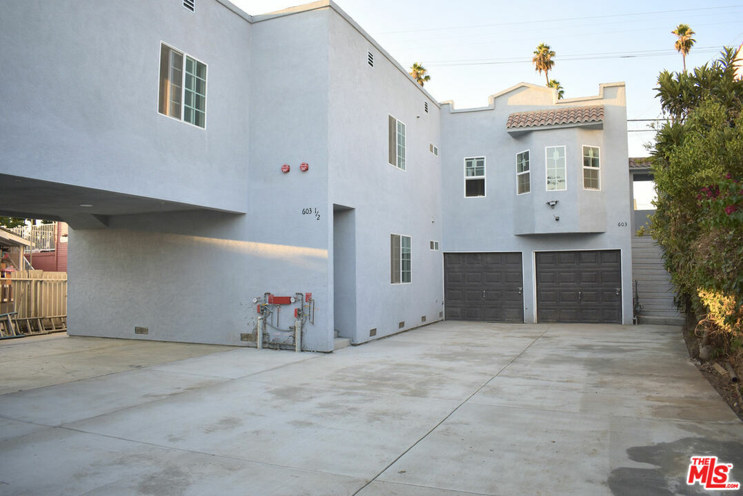 Property Photo:  605 W 47th St  CA 90037 