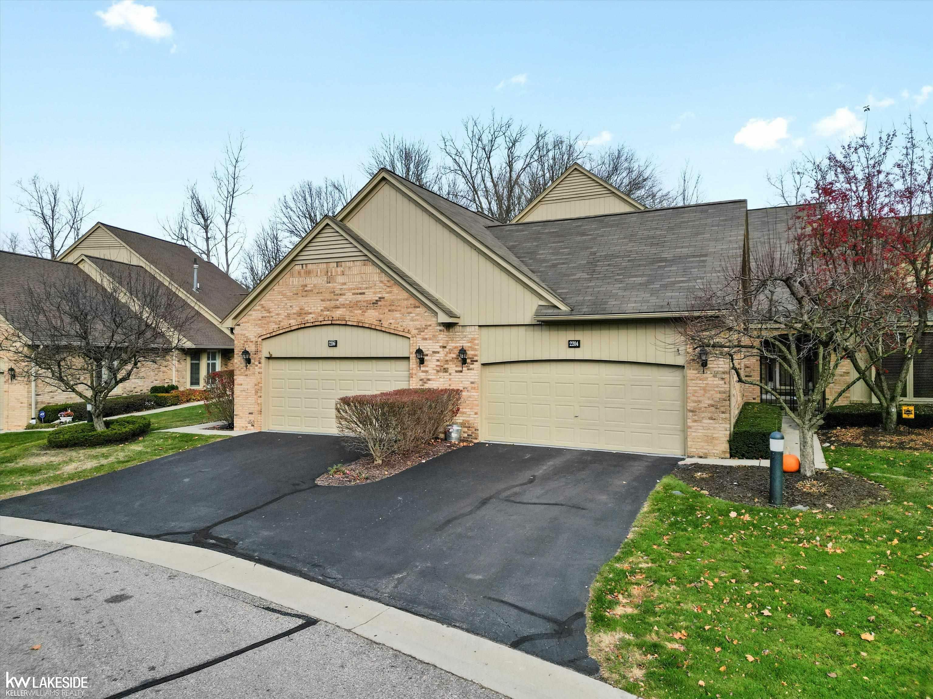 Property Photo:  2206 Elm Circle  MI 48316 