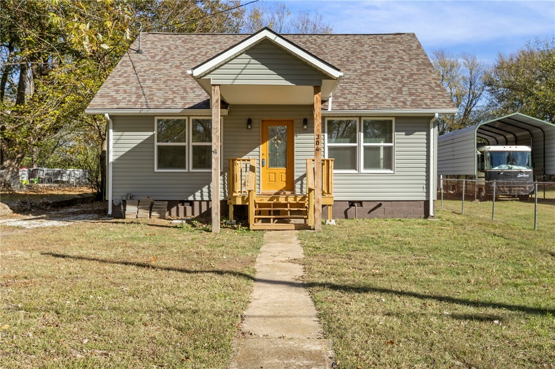 Property Photo:  304 N West Avenue  AR 72744 