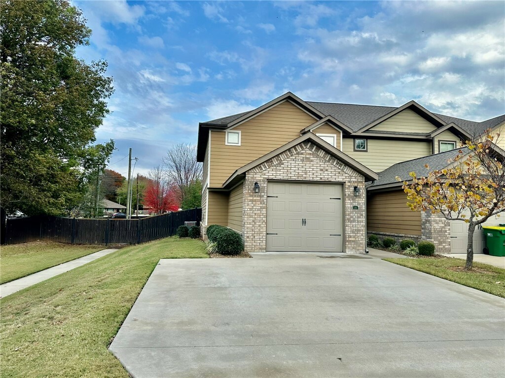 Property Photo: 184 E Old Farmington Road AR 72730