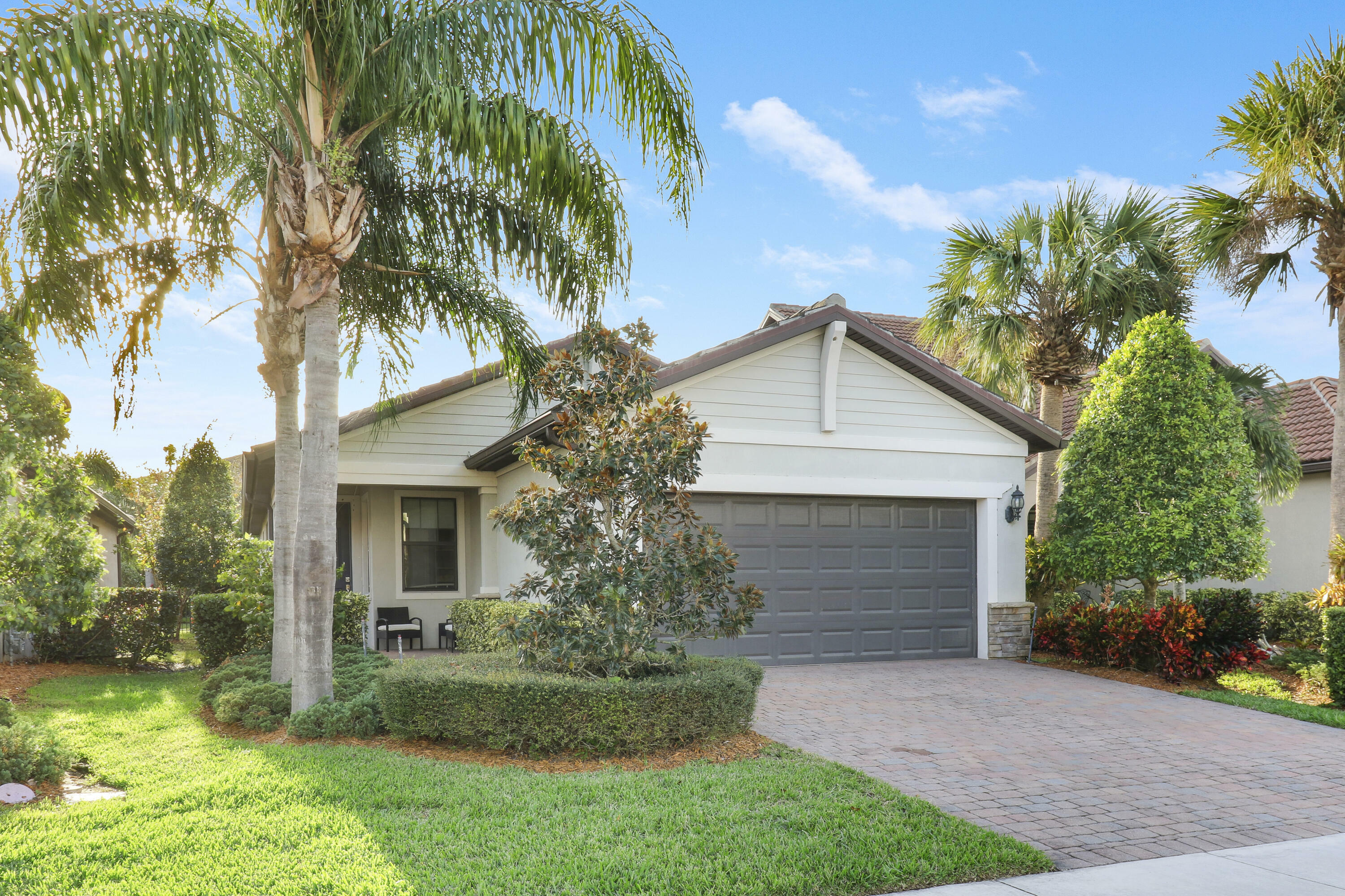 Property Photo:  572 SE Monet Drive  FL 34984 