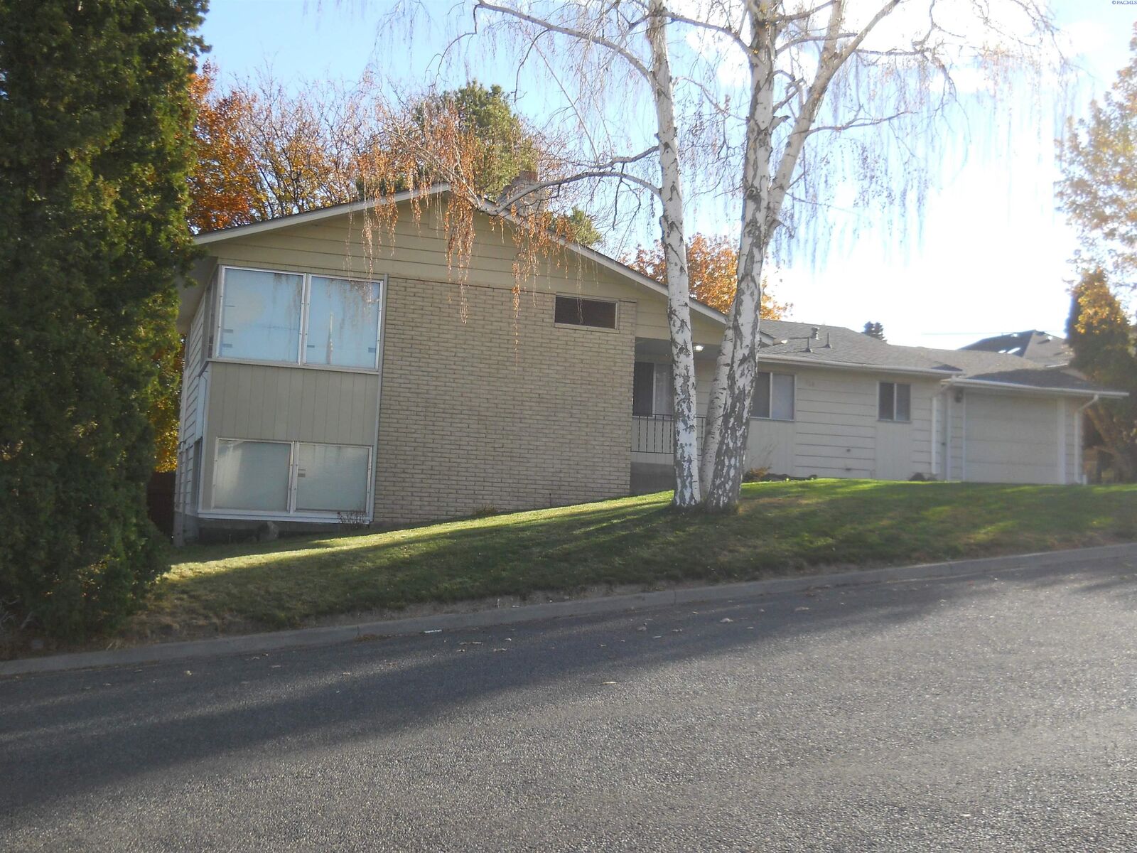 Property Photo:  818 Terry Street  WA 98944 