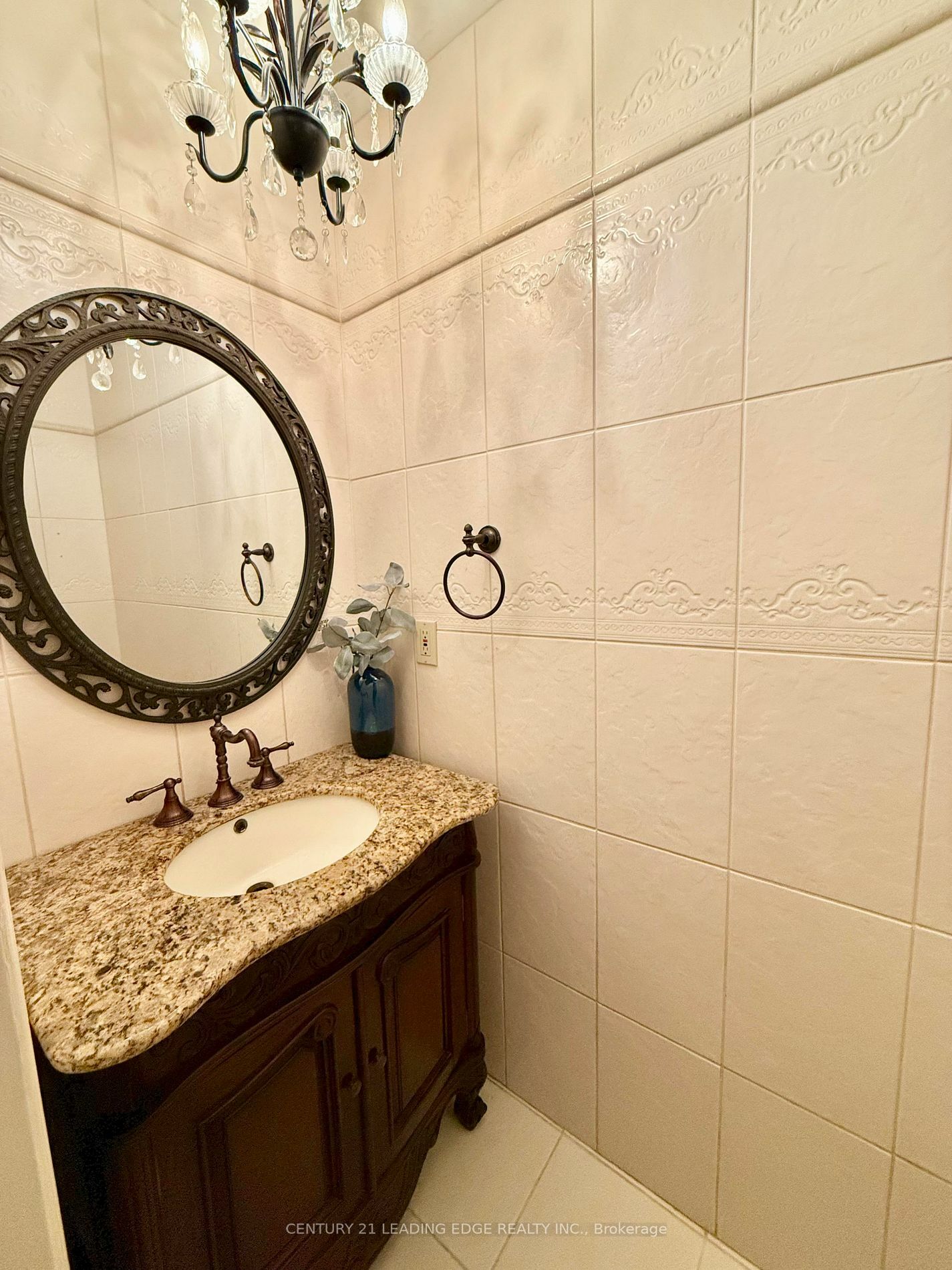 Property Photo:  492 Palmtree Cres M/Upper  ON L1K 2H3 