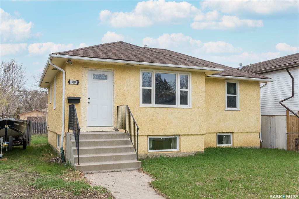 Property Photo:  908 L Avenue S  SK S7M 2J3 