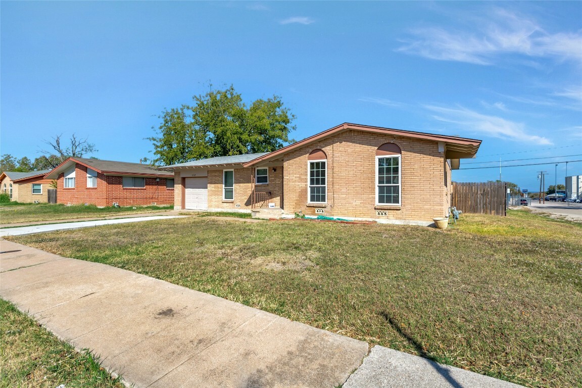 Property Photo:  1207 E Robertson Avenue  TX 76522 