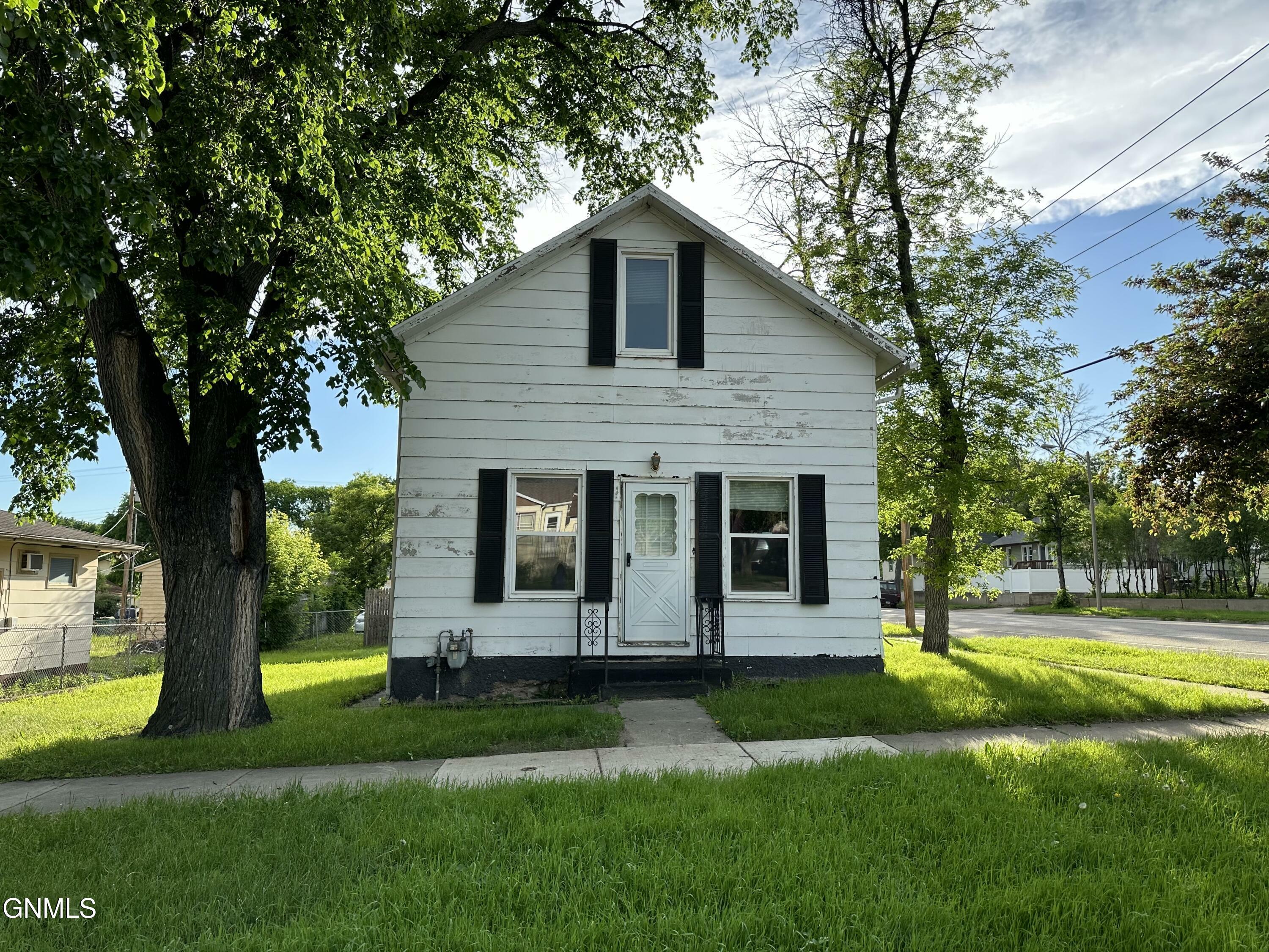 Property Photo:  322 N 14th Street  ND 58501 