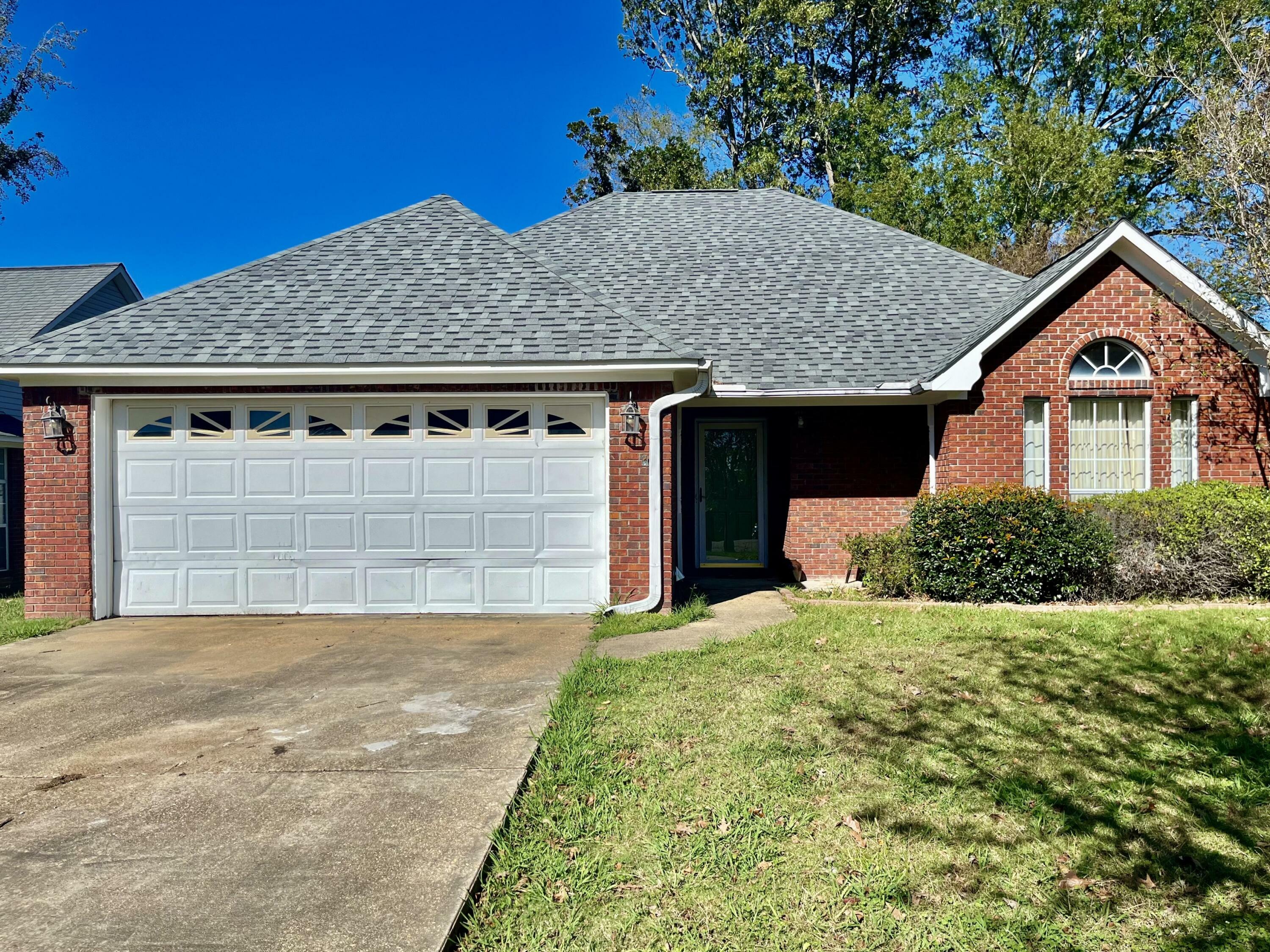 Property Photo:  122 W Bound St  MS 39759 