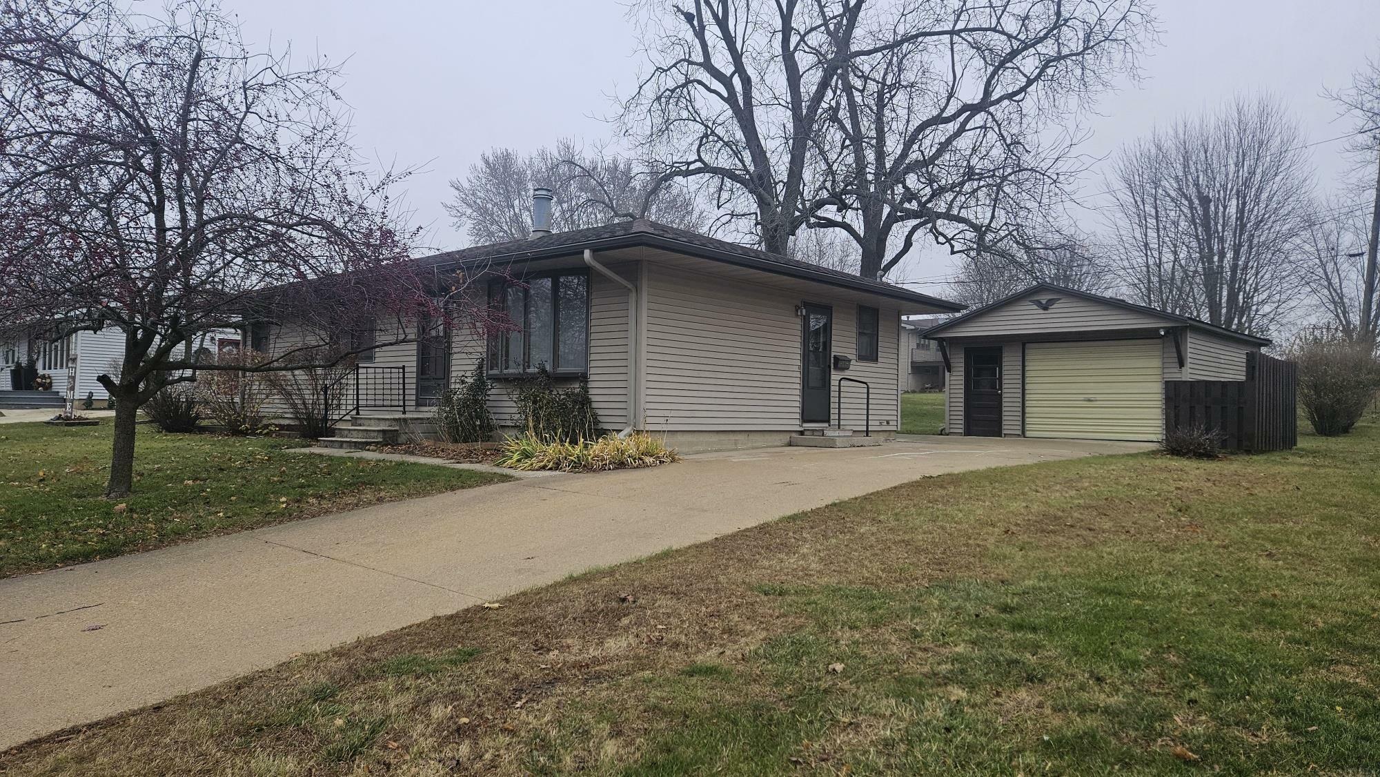 Property Photo:  807 7th Ave NE  IA 50662 