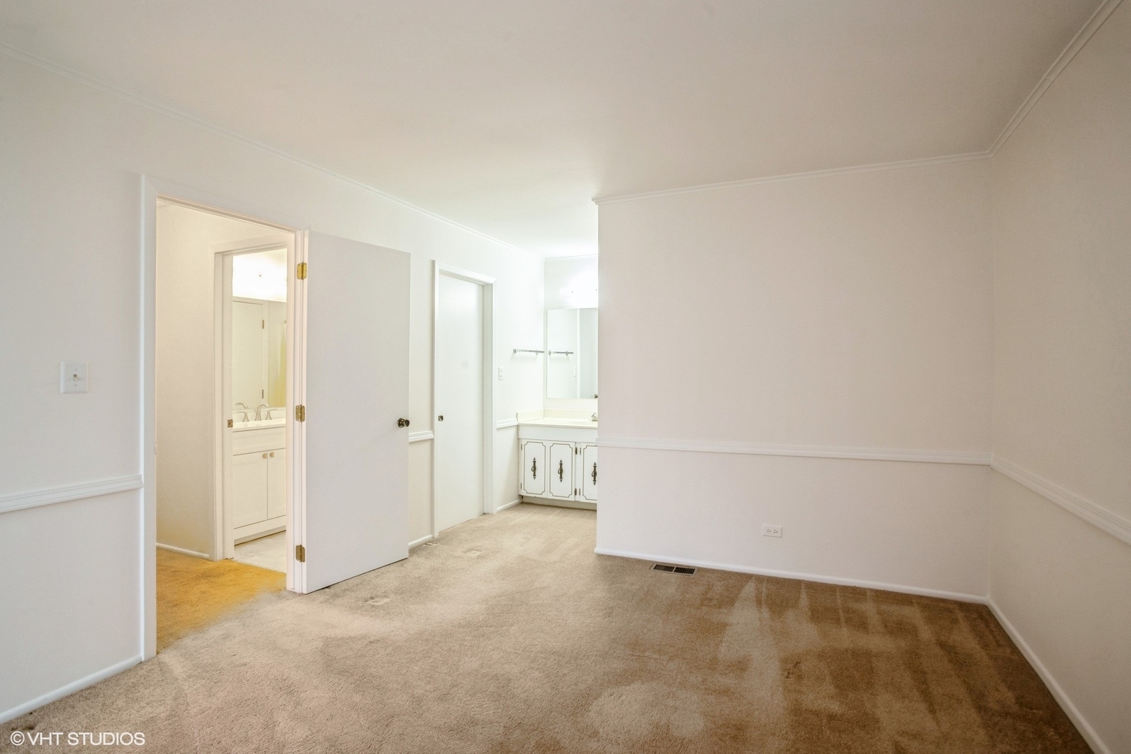 Property Photo: 2028 Garden Terrace IL 60169