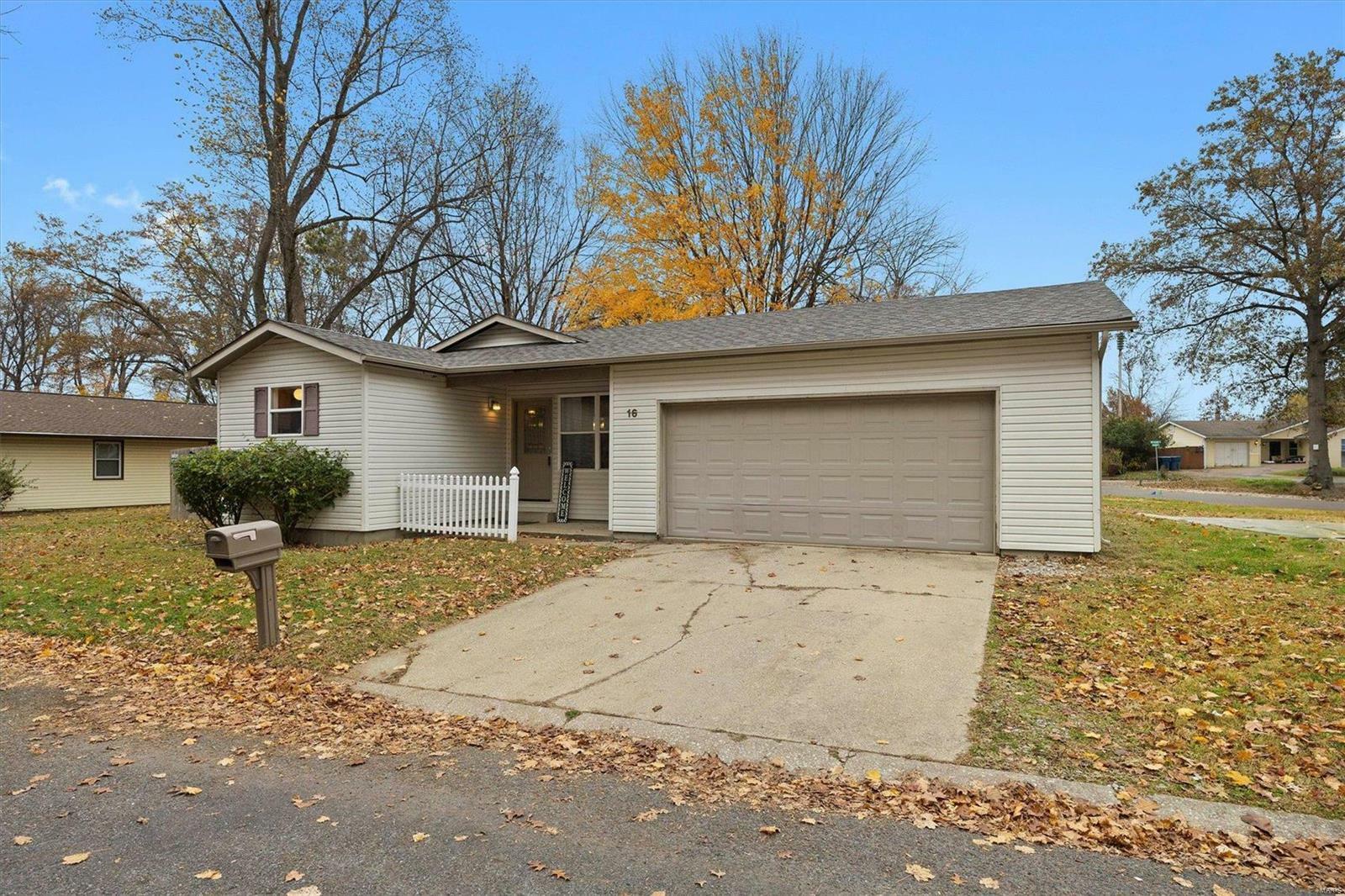 Property Photo:  16 Saddlewood Lane  IL 62034 