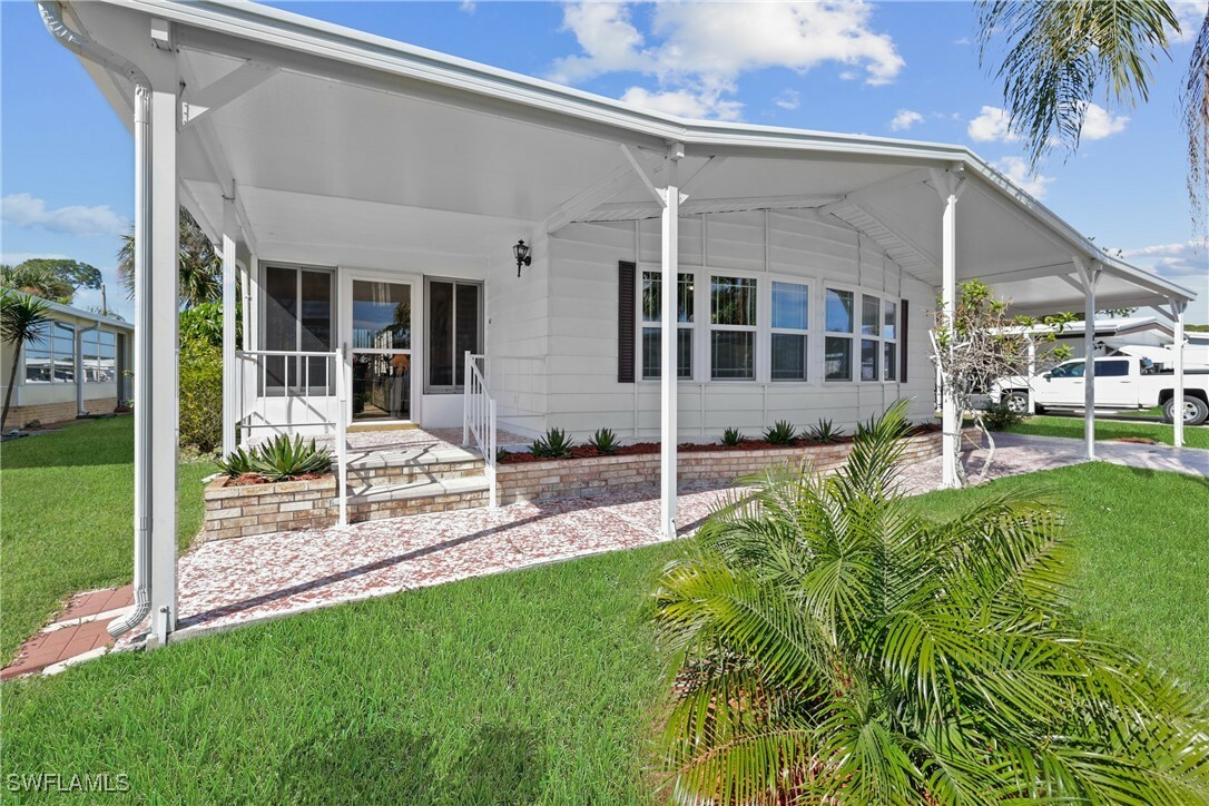 Property Photo:  707 Palm Frond Court  FL 33917 