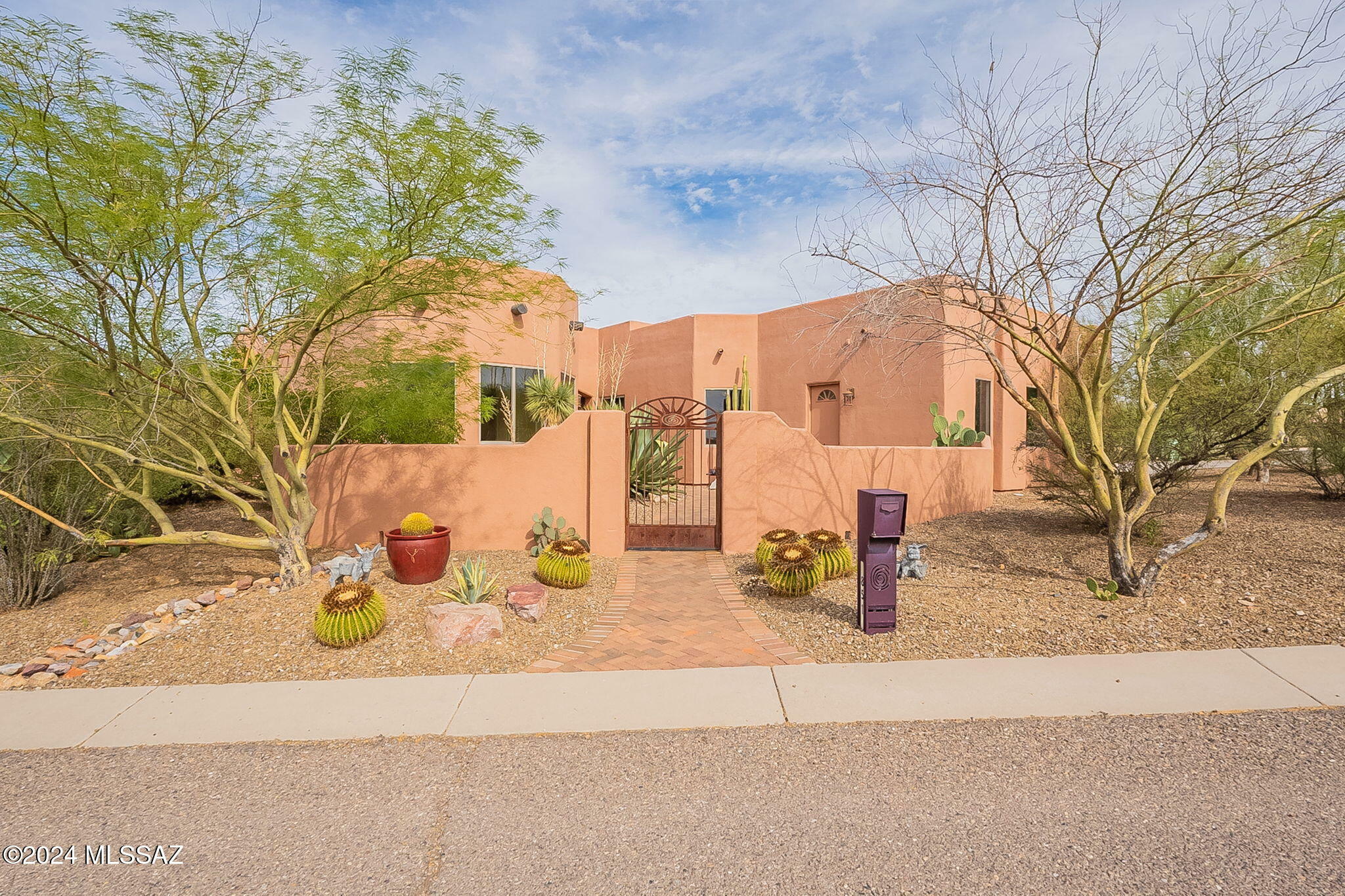 Property Photo:  851 E Florida Saddle Court  AZ 85614 