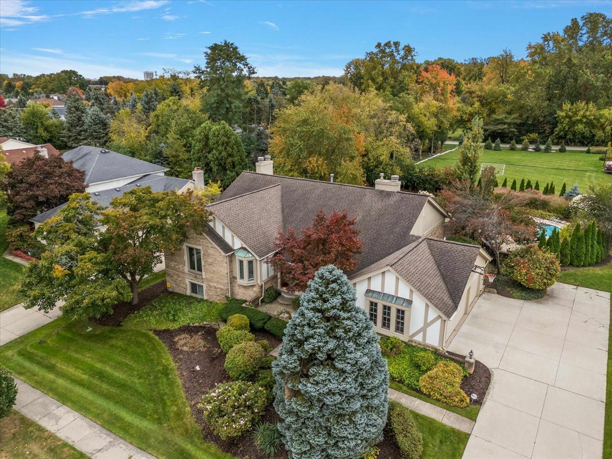 Property Photo:  2065 Red Maple Drive  MI 48098 2246 