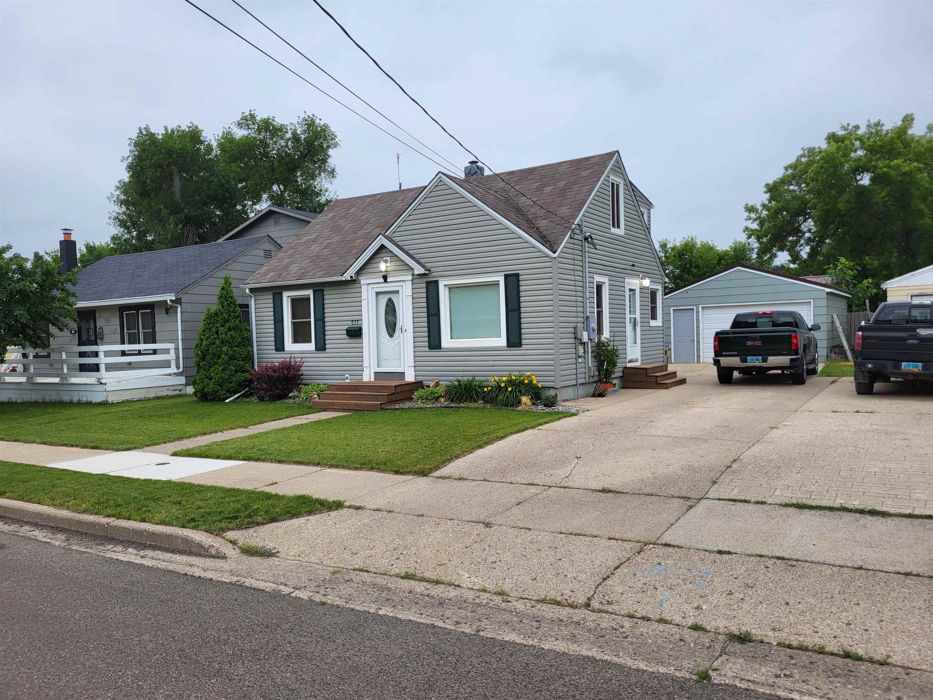 Property Photo:  517 13th Street NW  ND 58703-9999 