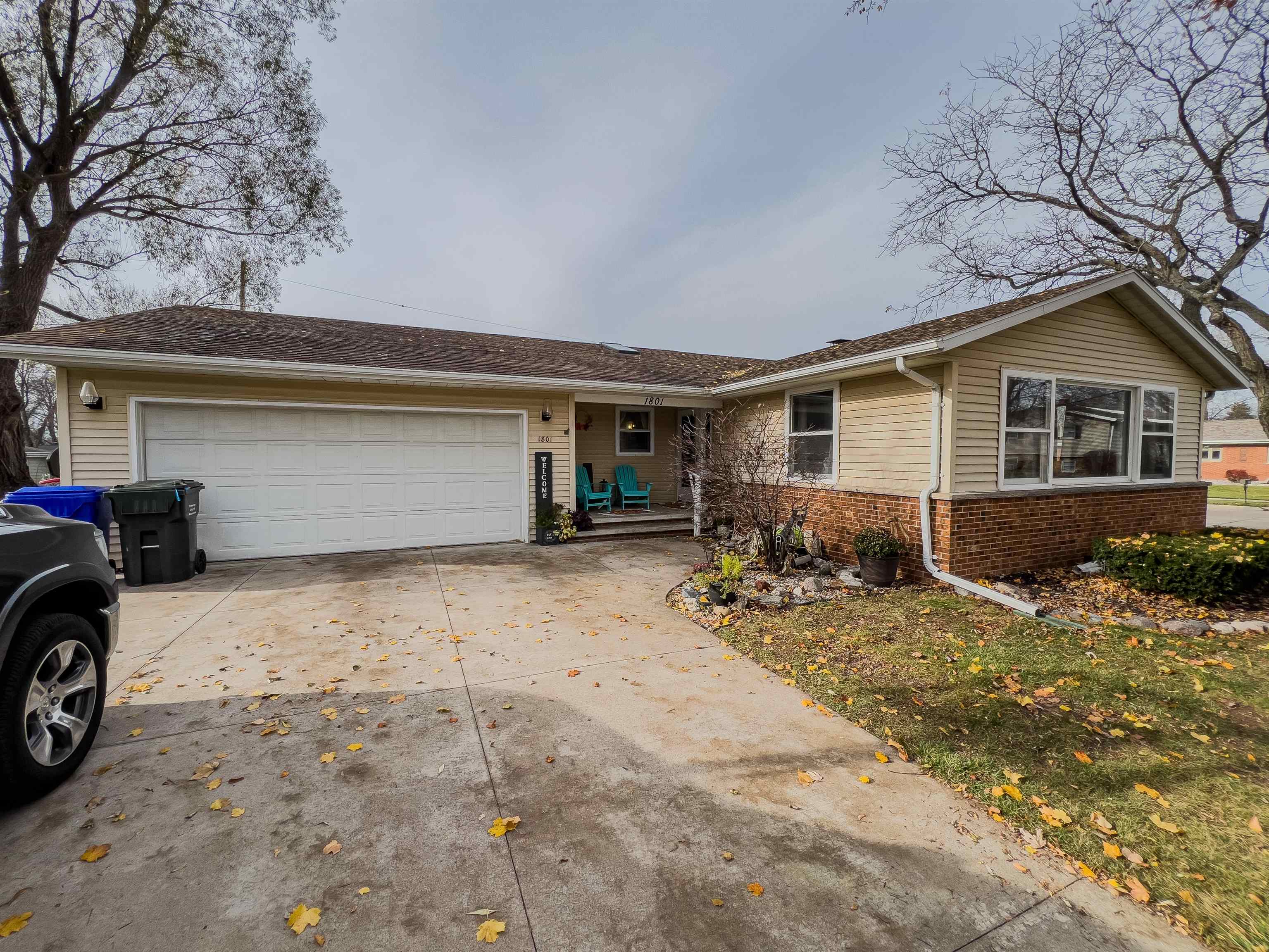 Property Photo:  1801 Parkwood Drive  WI 54130-3141 