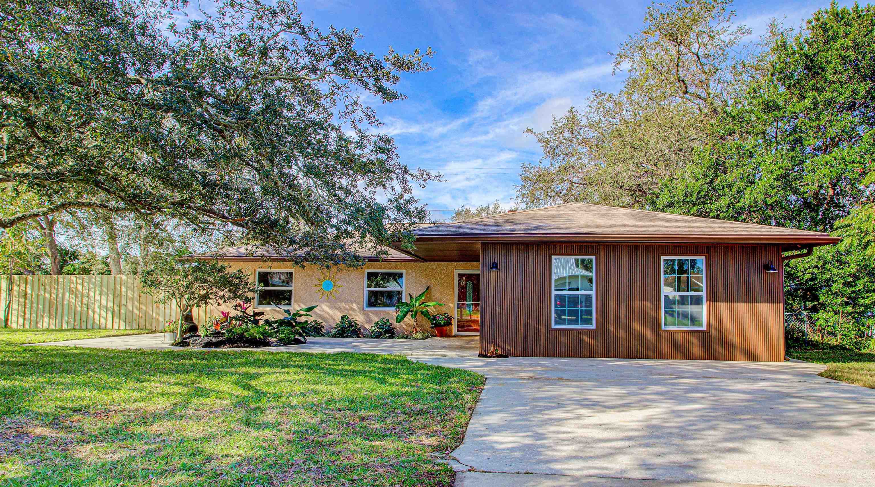 Property Photo:  412 Gentian Rd  FL 32086 