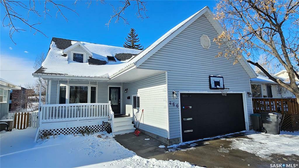 Property Photo:  466 8th Avenue NE  SK S9H 2P8 