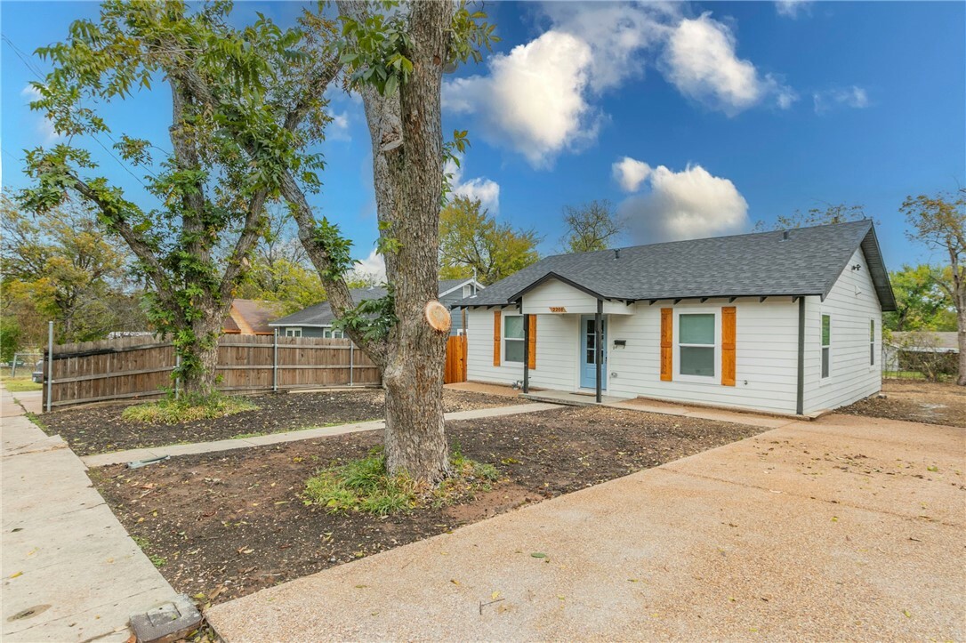 Property Photo:  2208 Gurley Avenue  TX 76706 