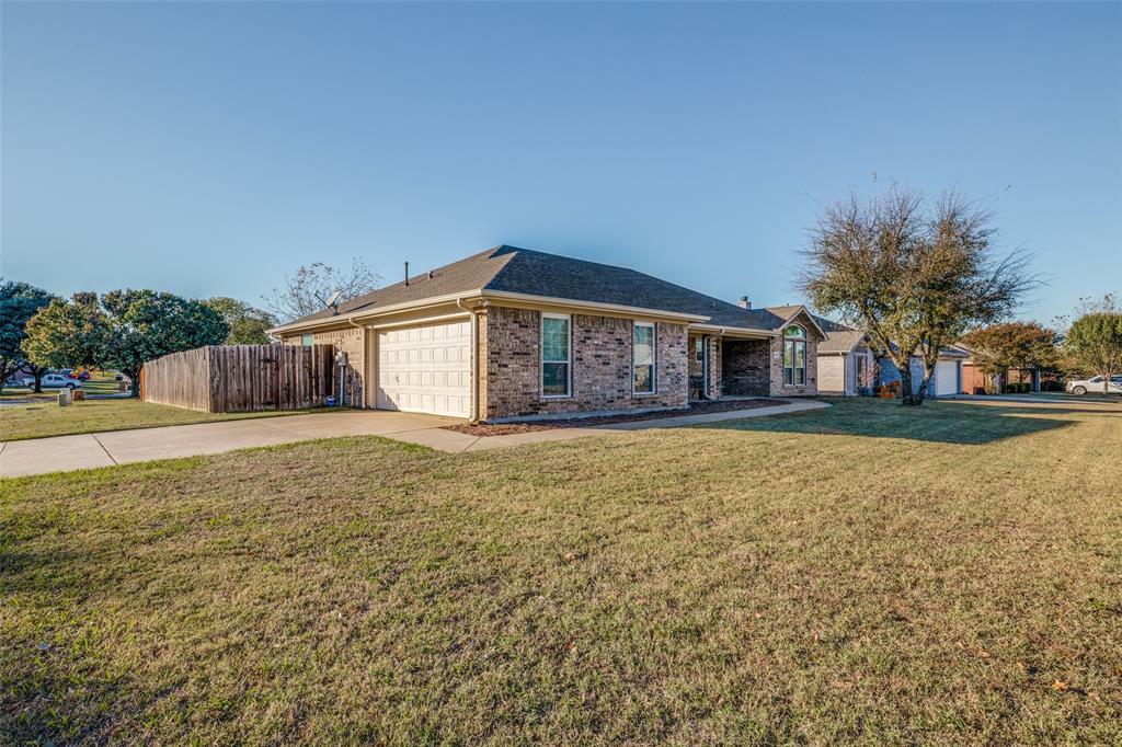 Property Photo:  420 Dakota Drive  TX 76058 