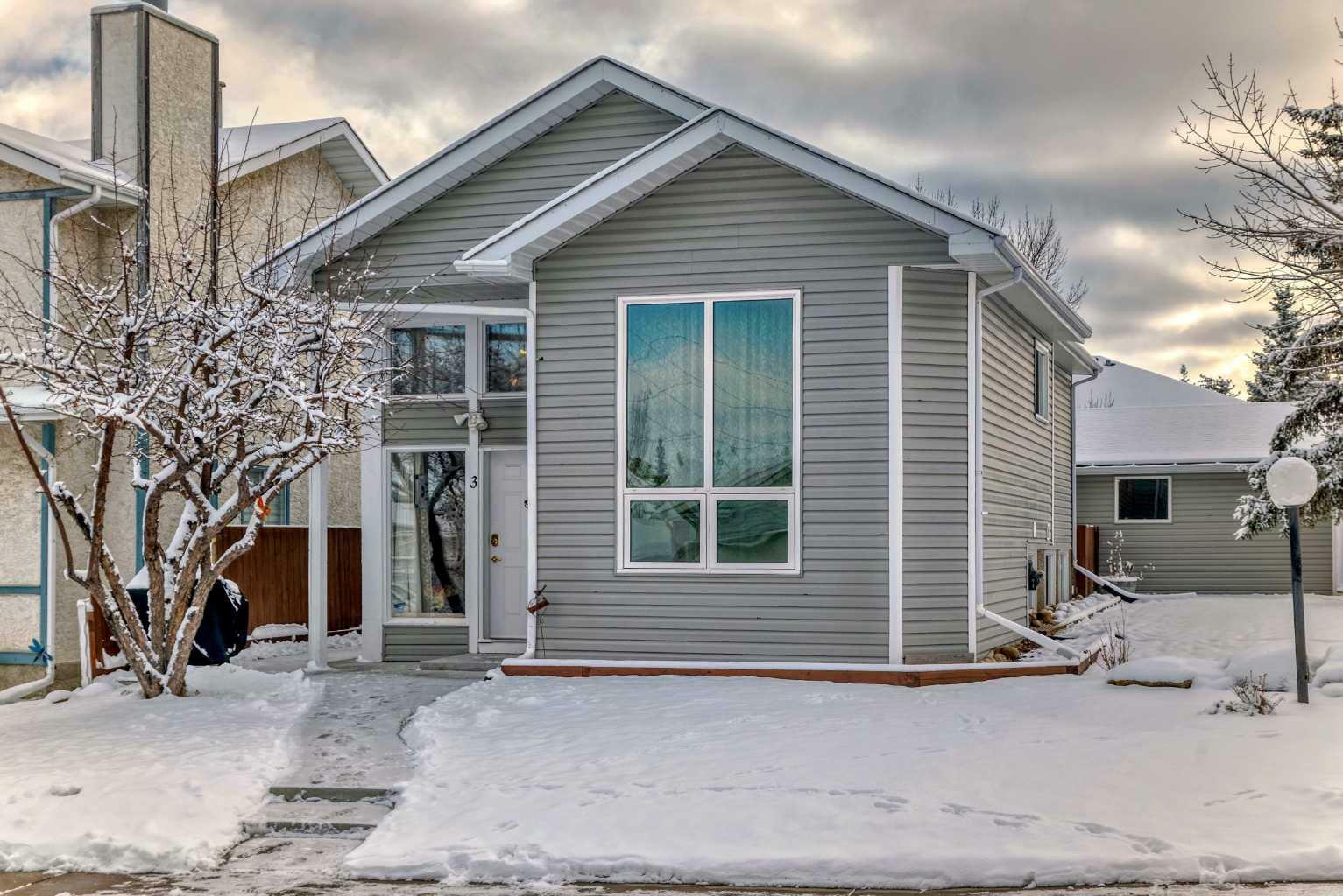 Property Photo:  3 Sanderling Hill NW  AB T3K 3B8 