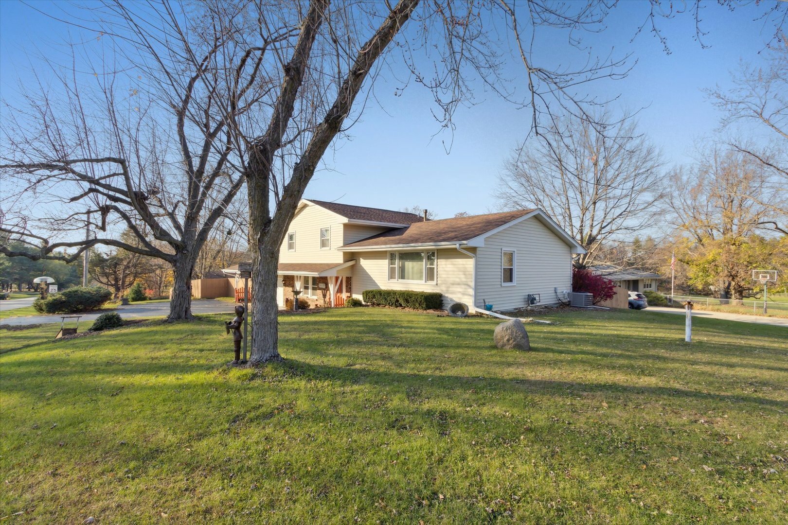 Property Photo:  1940 Valley View Drive  IL 61008 