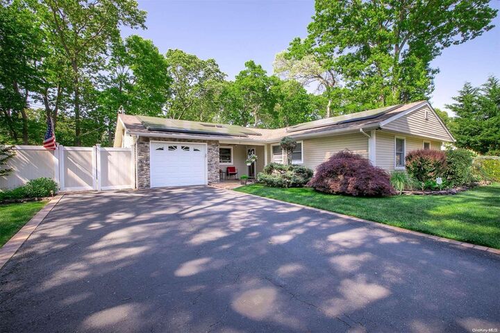 7 Woodridge Lane  Coram NY 11727 photo