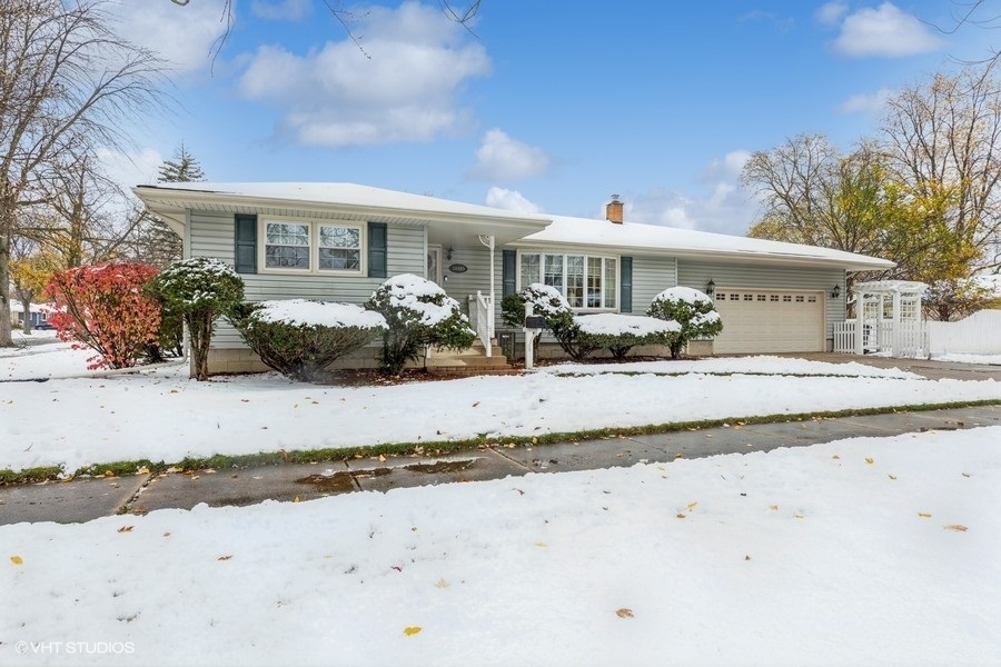 Property Photo:  18445 Oak Avenue  IL 60438 