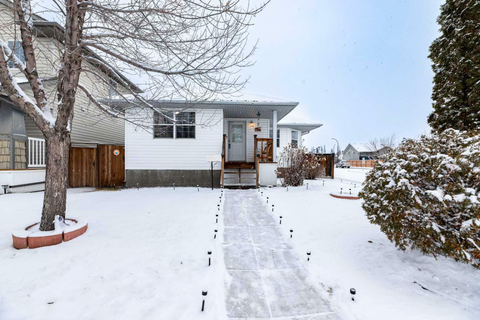 Property Photo:  625 Lancaster Drive  AB T4R 3N8 