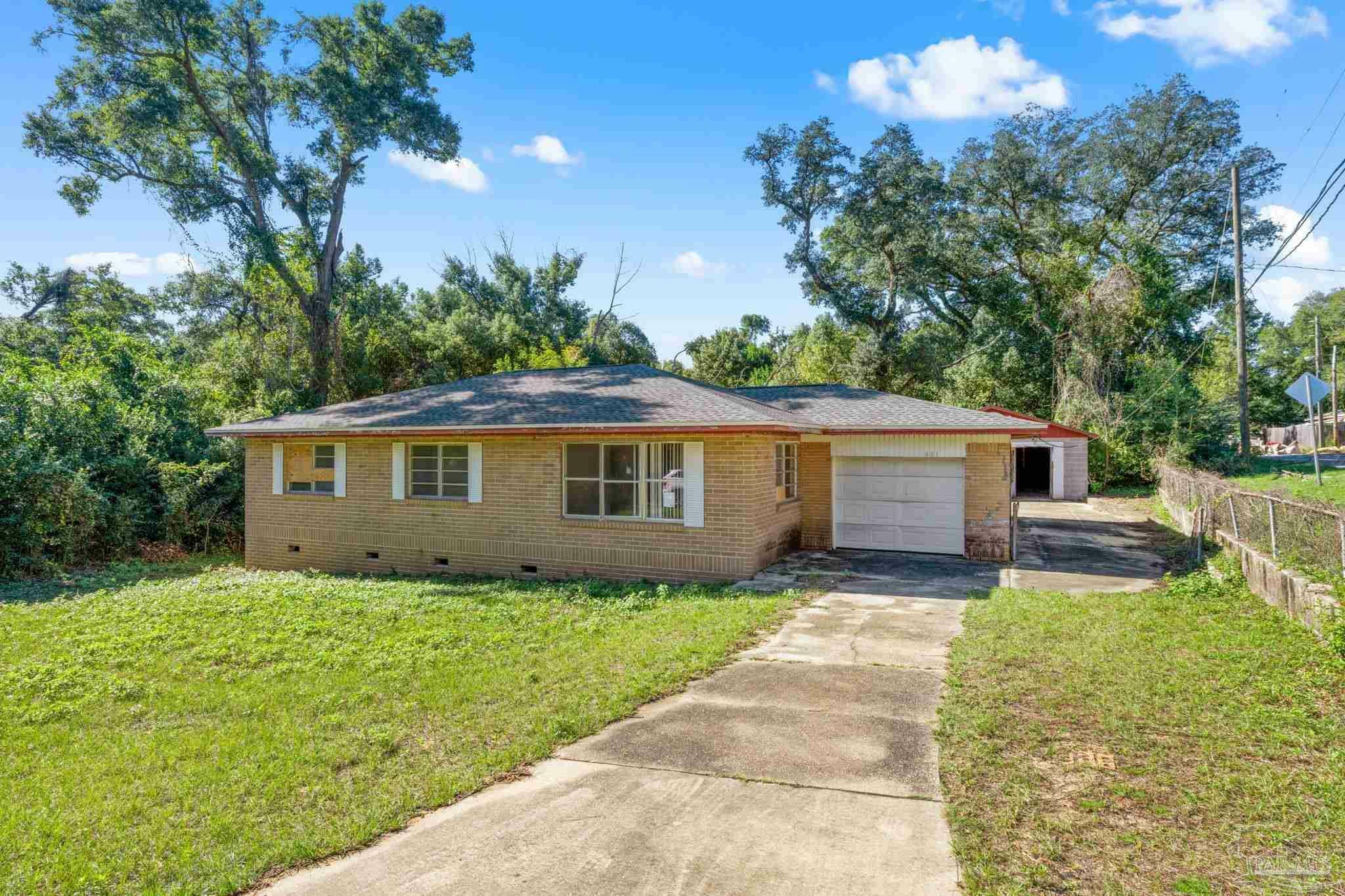 Property Photo:  401 N Green St  FL 32505 