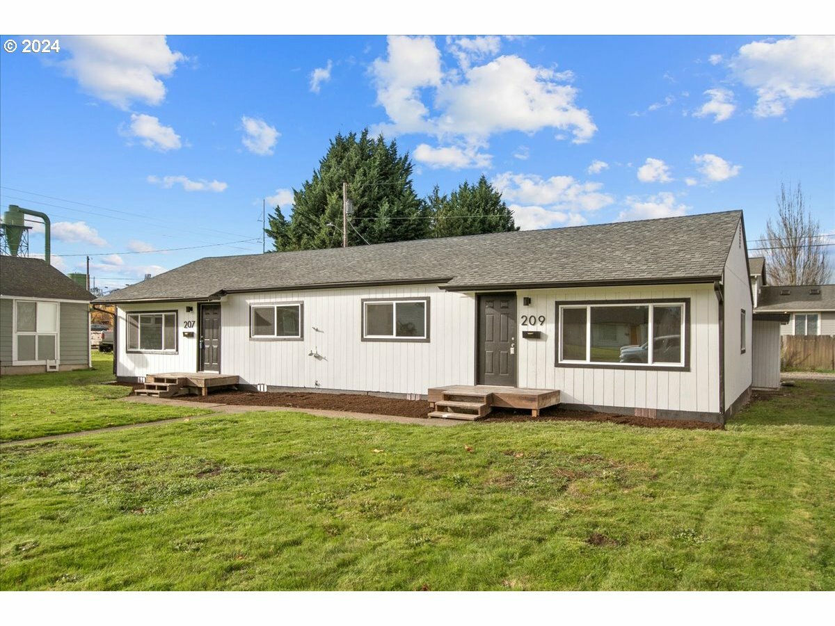 Property Photo:  207 Cypress St  WA 98632 