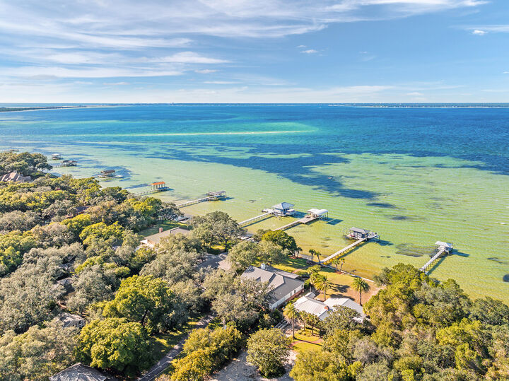 Property Photo: 321 Calhoun Avenue FL 32541