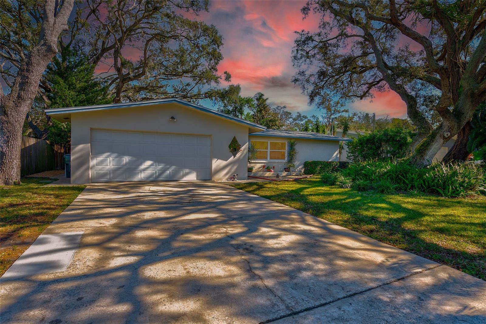 Property Photo:  1320 Parkview Lane  FL 33770 