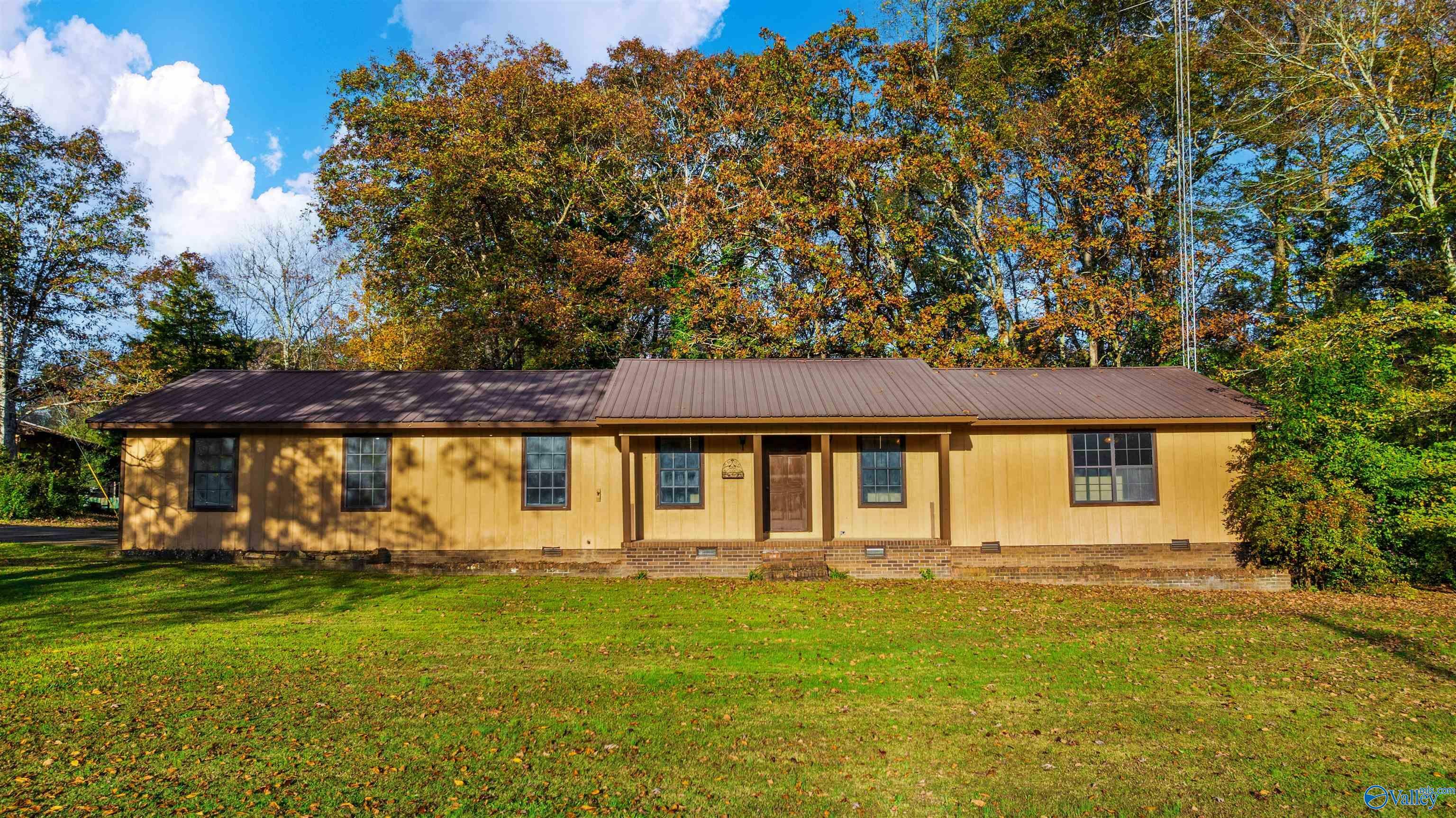 Property Photo:  851 Dilbeck Road E  AL 35986 