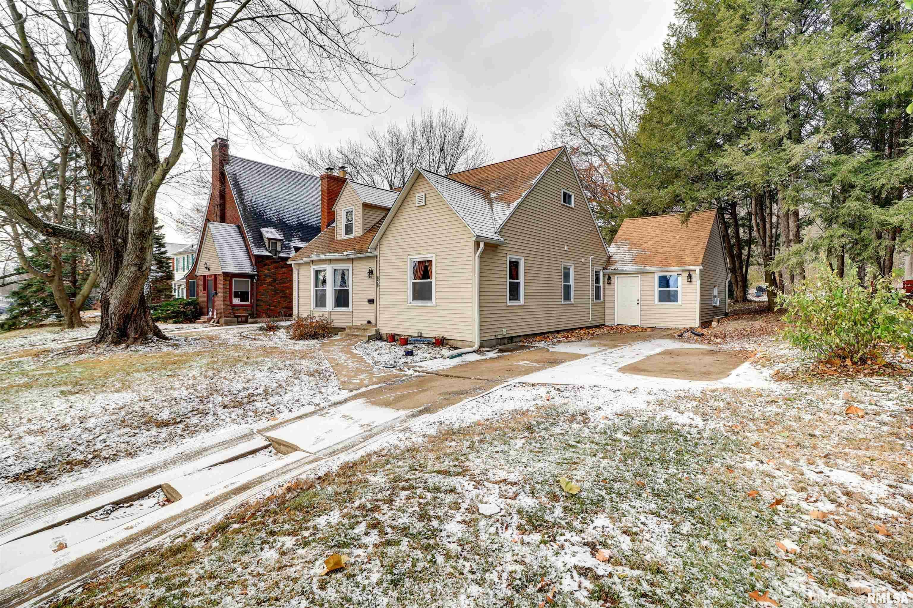 Property Photo:  820 N 4th Street  IA 53732 