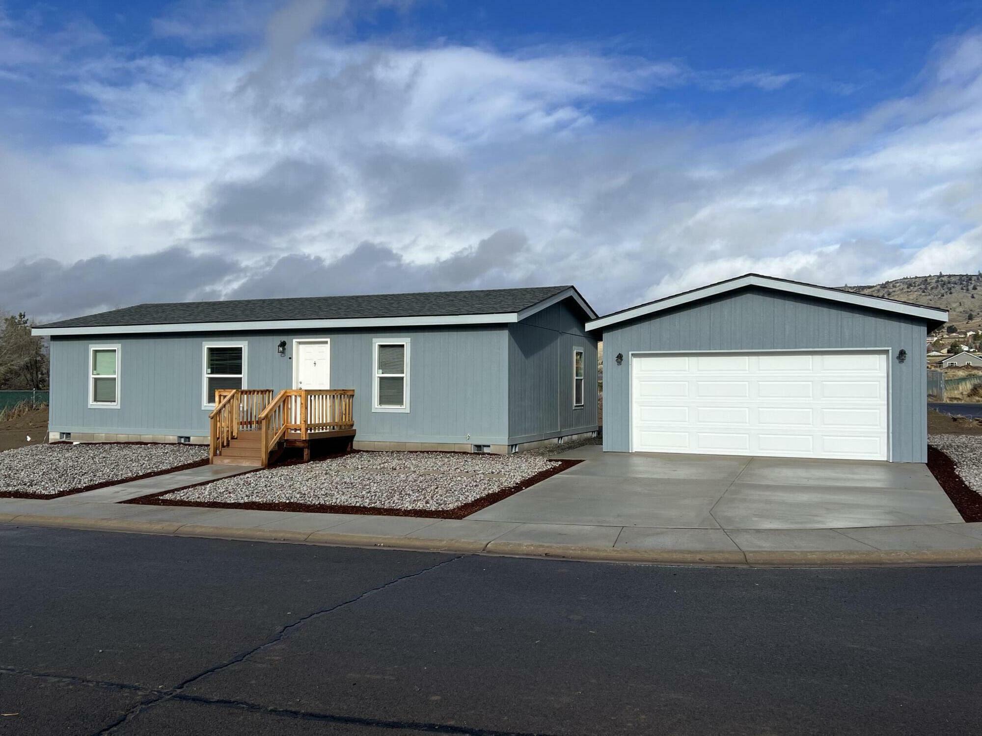 Property Photo:  5619 Edith Way  OR 97603 