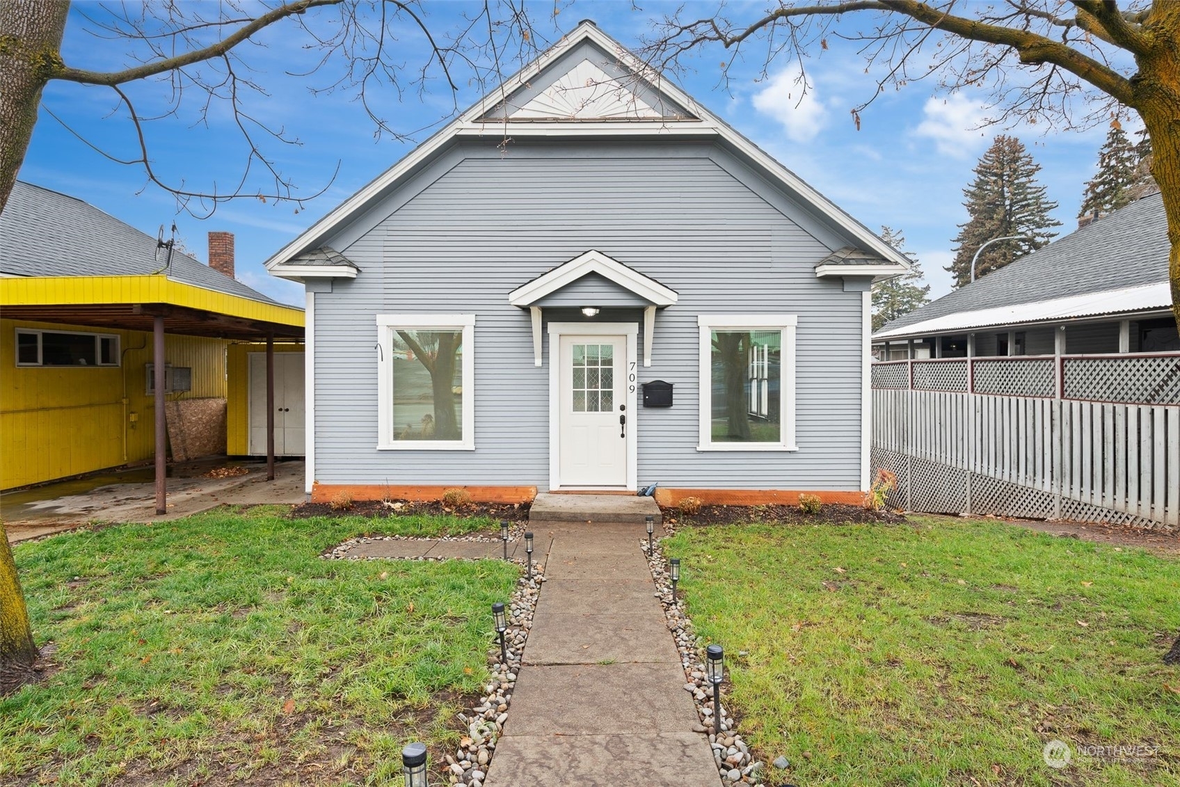 Property Photo:  709 N Water Street  WA 98926 