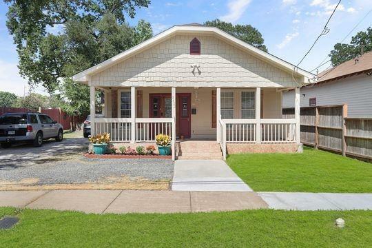 Property Photo:  2422 Freeman St  TX 77009 