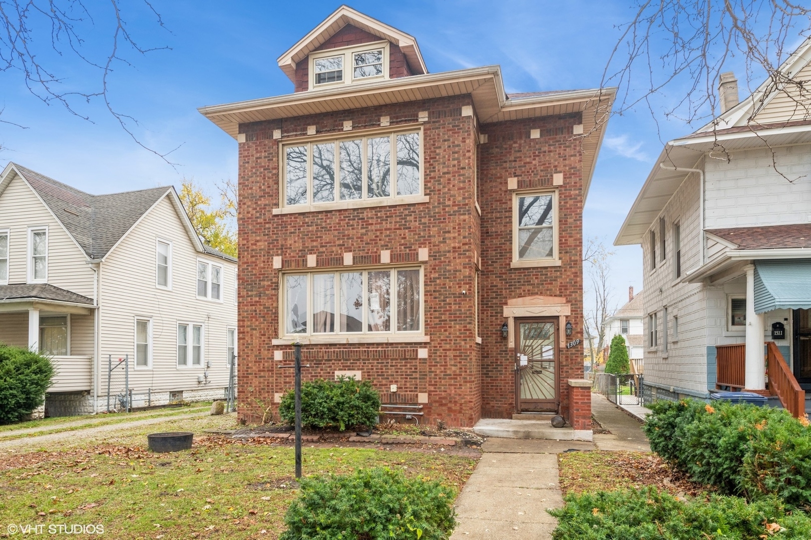 Property Photo:  1309 S 7th Avenue  IL 60153 