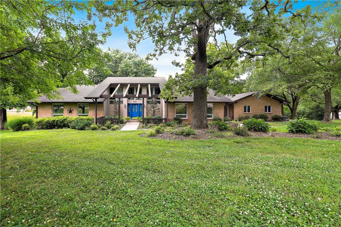 Property Photo:  515 NW D Street  AR 72712 