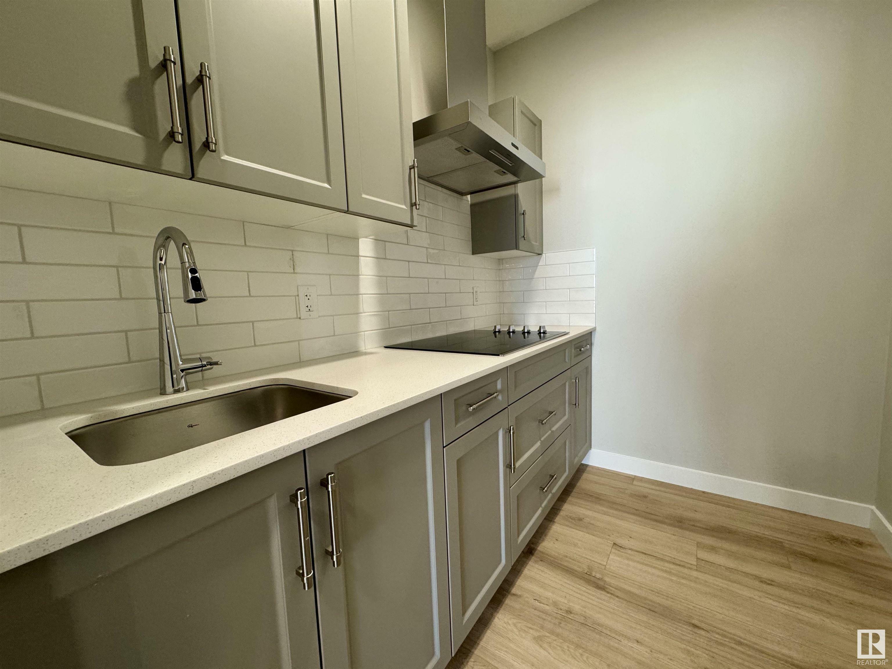 Photo de la propriété:  2030 13A Avenue NW  AB T6T 2R8 