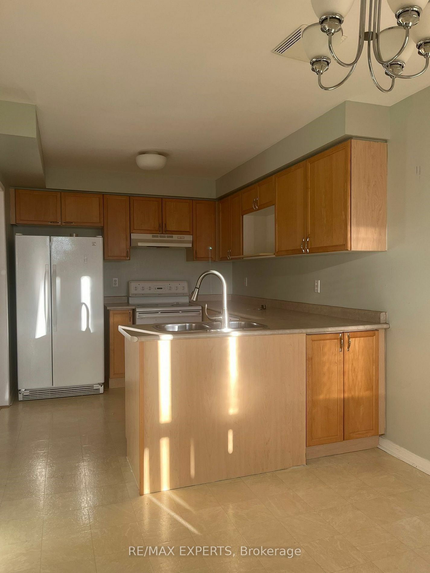 Property Photo:  546 Aldershot Dr  ON L1K 2S5 