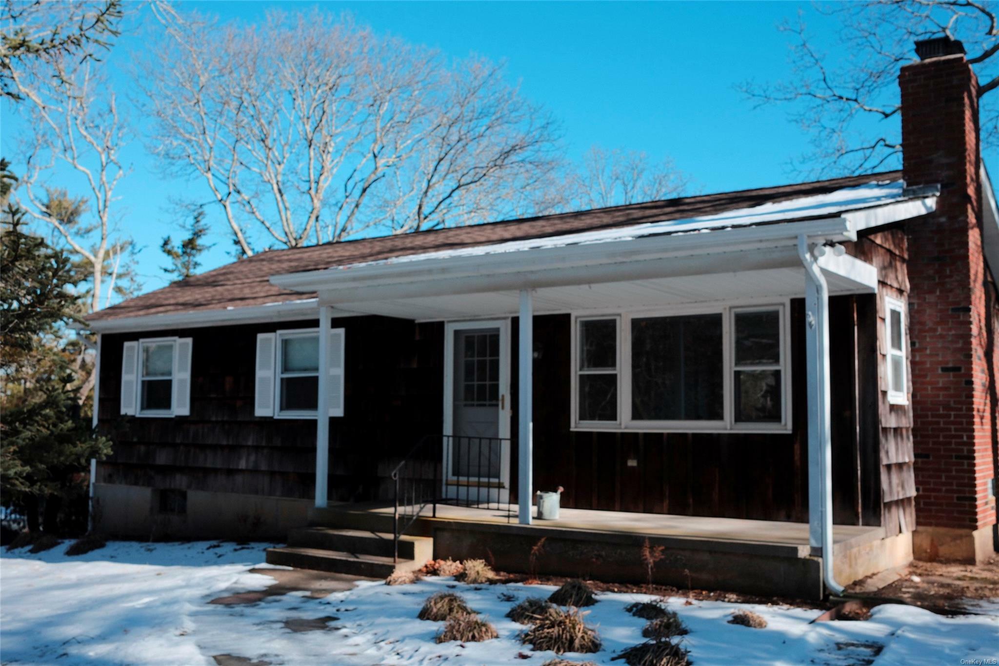 Property Photo:  1810 N Oakwood Road  NY 11948 