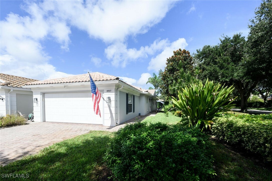 Property Photo:  4907 Lasqueti Way  FL 34119 