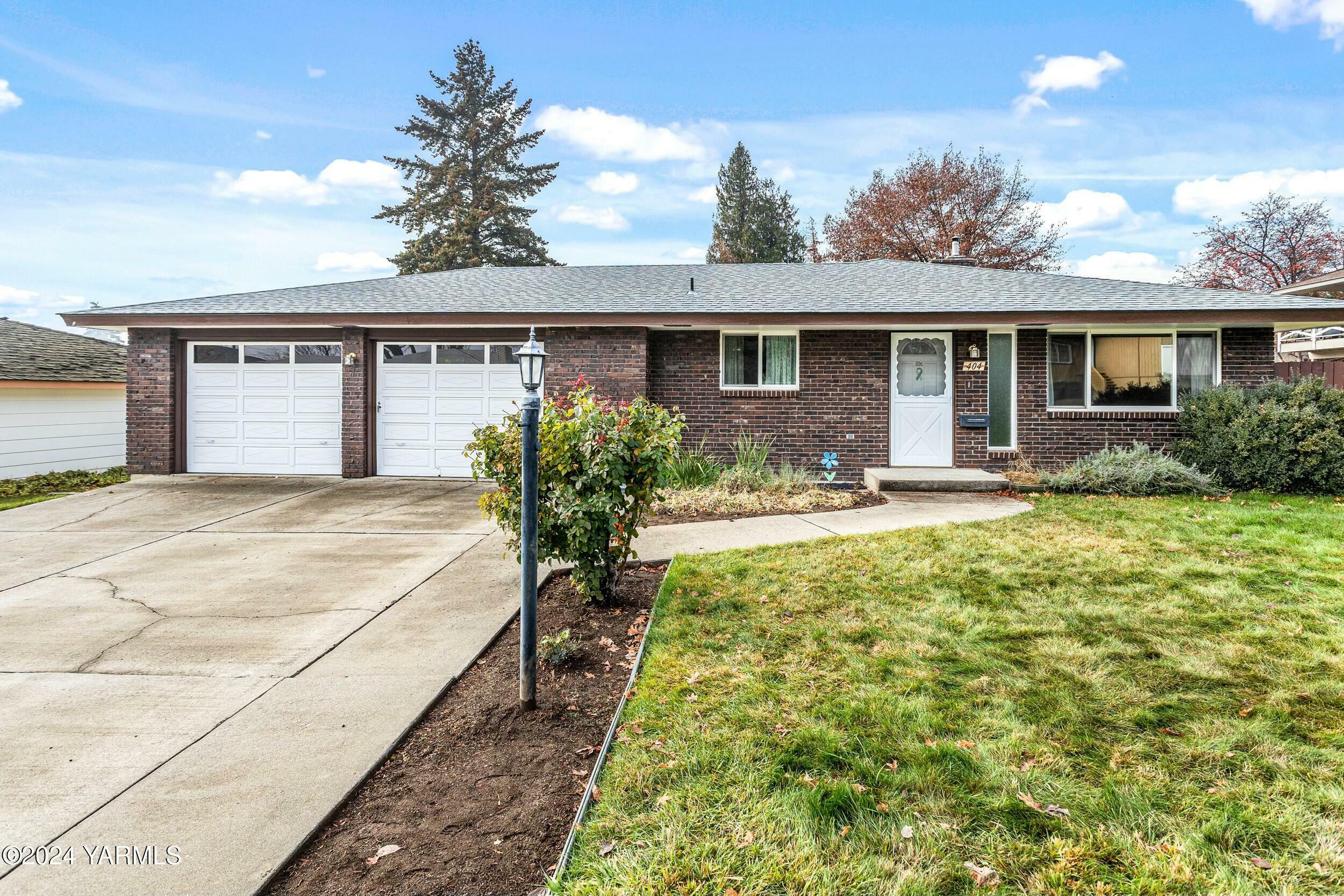 Property Photo:  404 S 45th Ave  WA 98908 