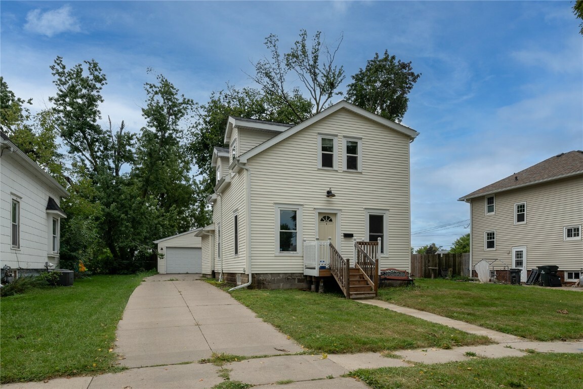 Property Photo:  511 34th NE  IA 52402 