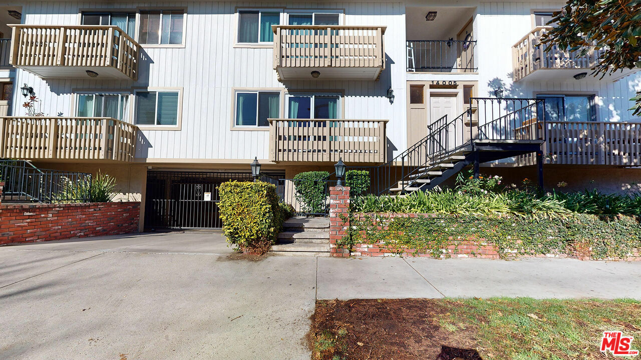 Property Photo:  14005 Milbank St 3  CA 91423 