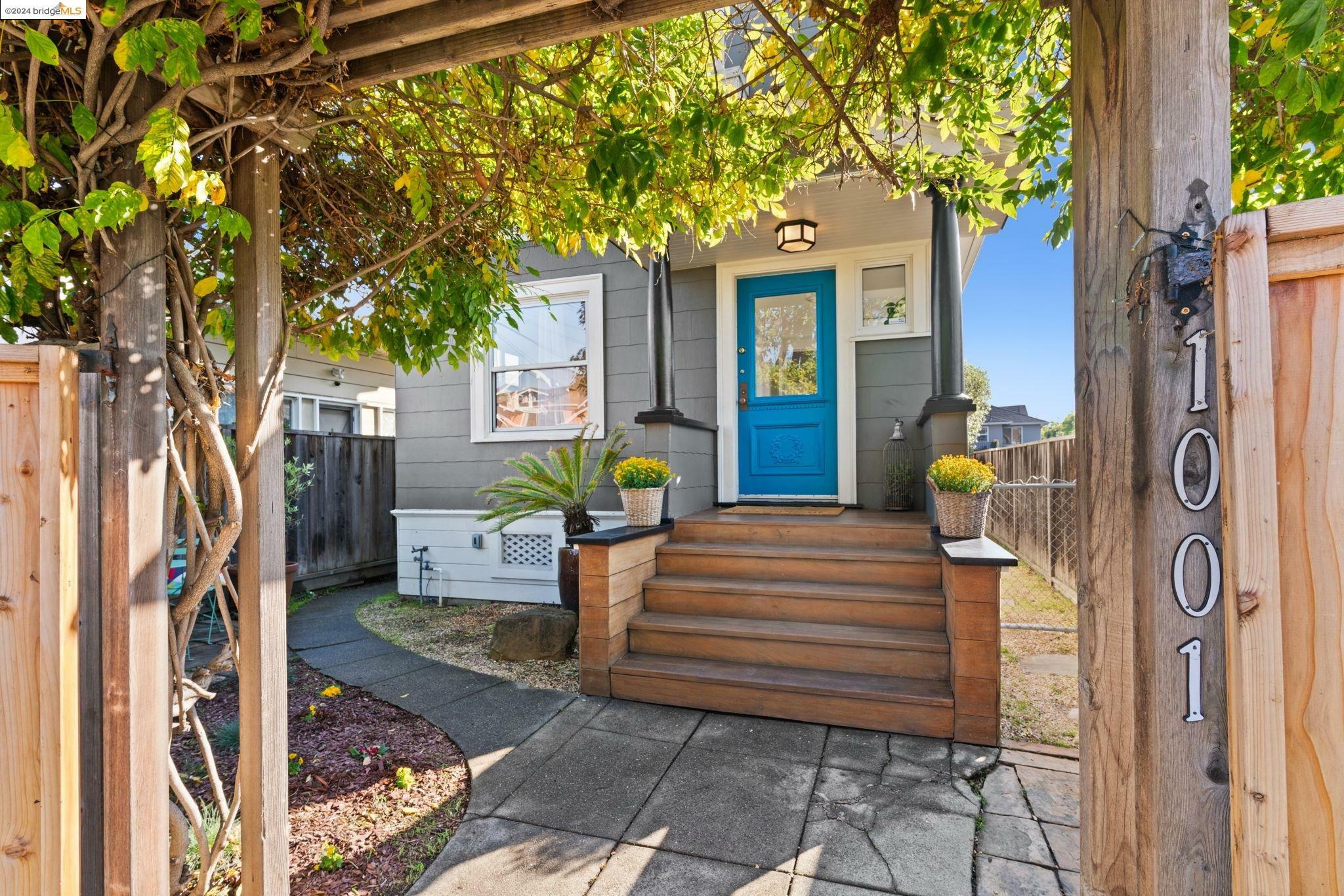 Property Photo:  1001 39th St  CA 94608 