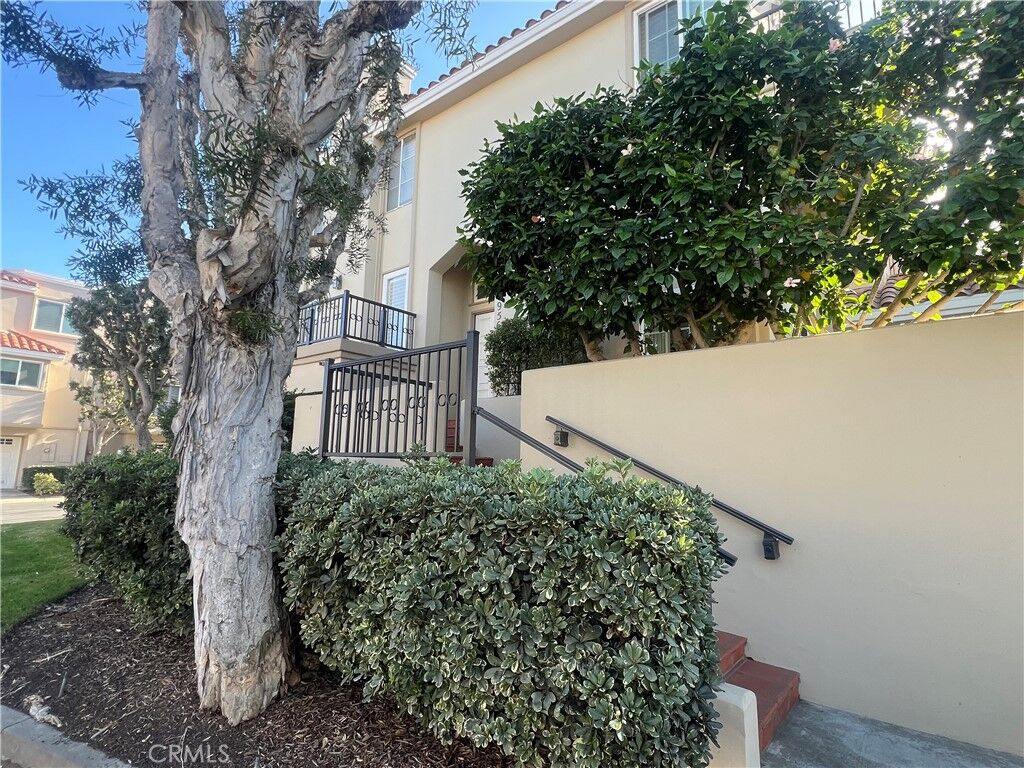 Property Photo:  19561 Oakdale Lane  CA 92648