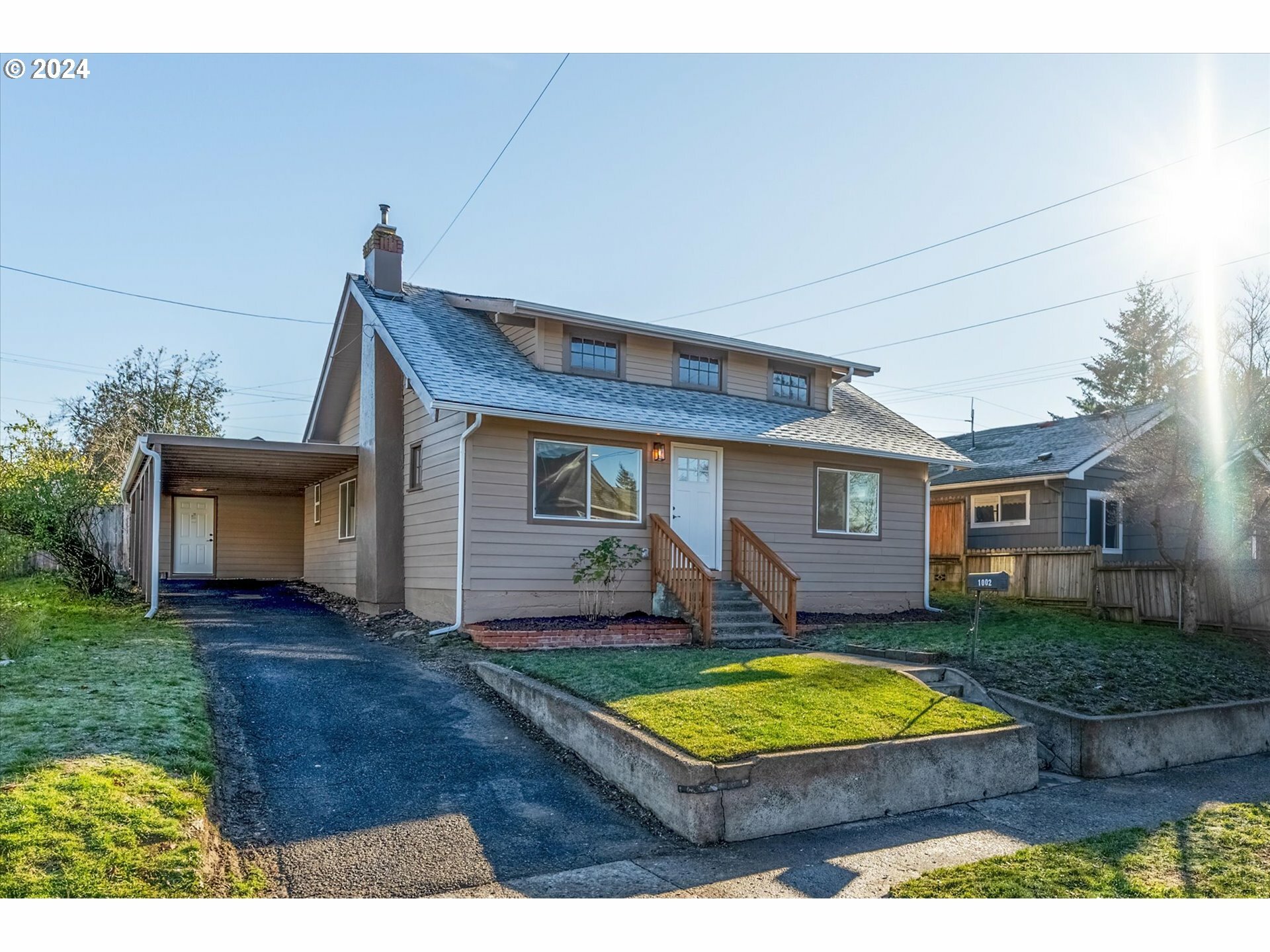 Property Photo:  1002 N 6th Ave  WA 98626 